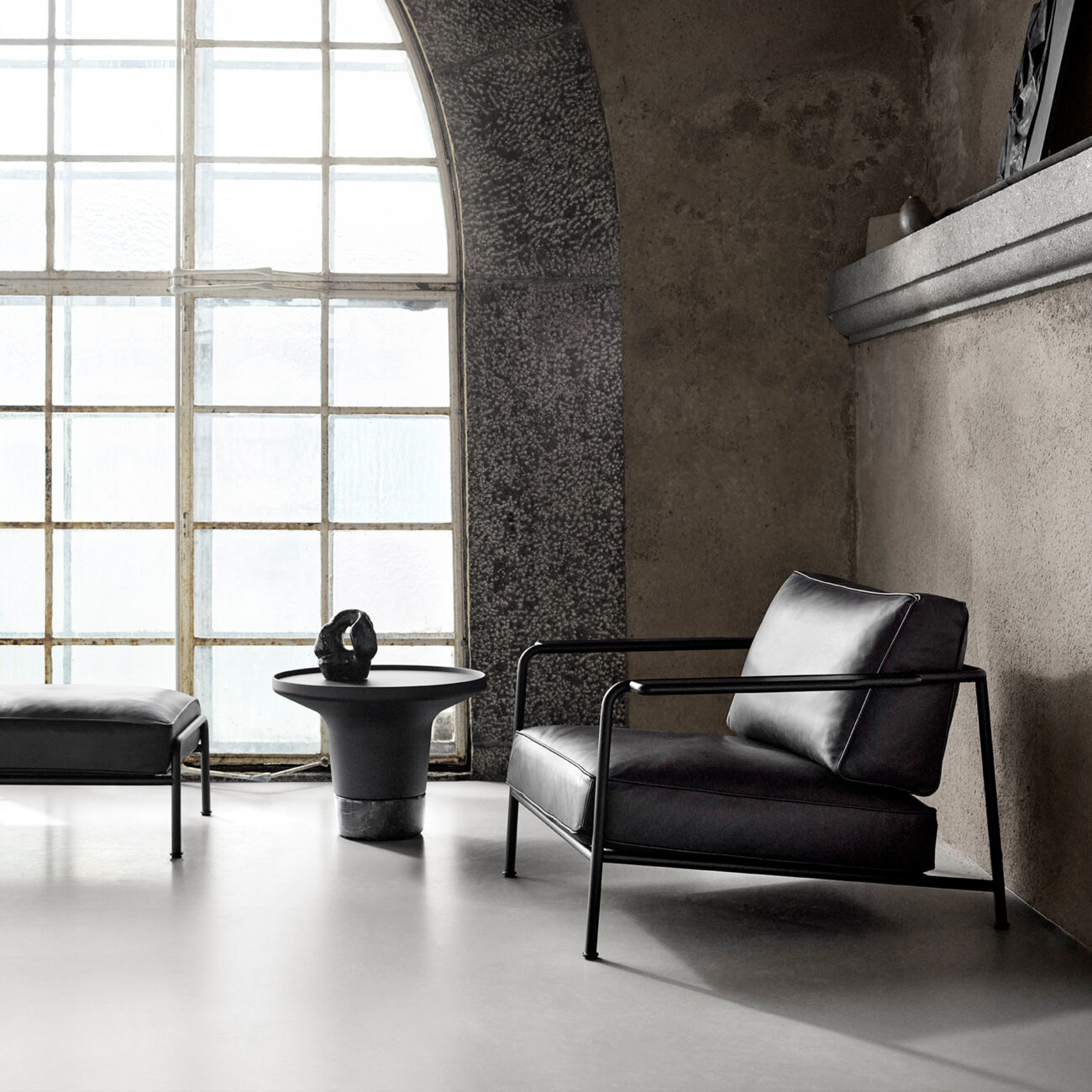 Modern Black Lounge Chair - Image 3
